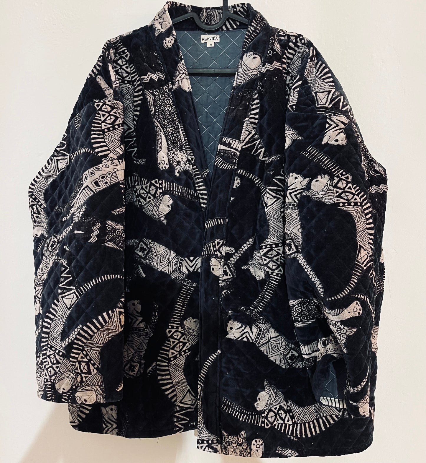 Giacca in velluto nera stampata.