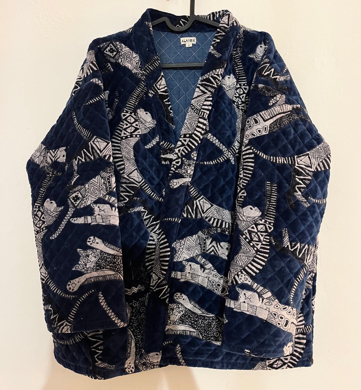 Giacca in velluto blu con stampe.