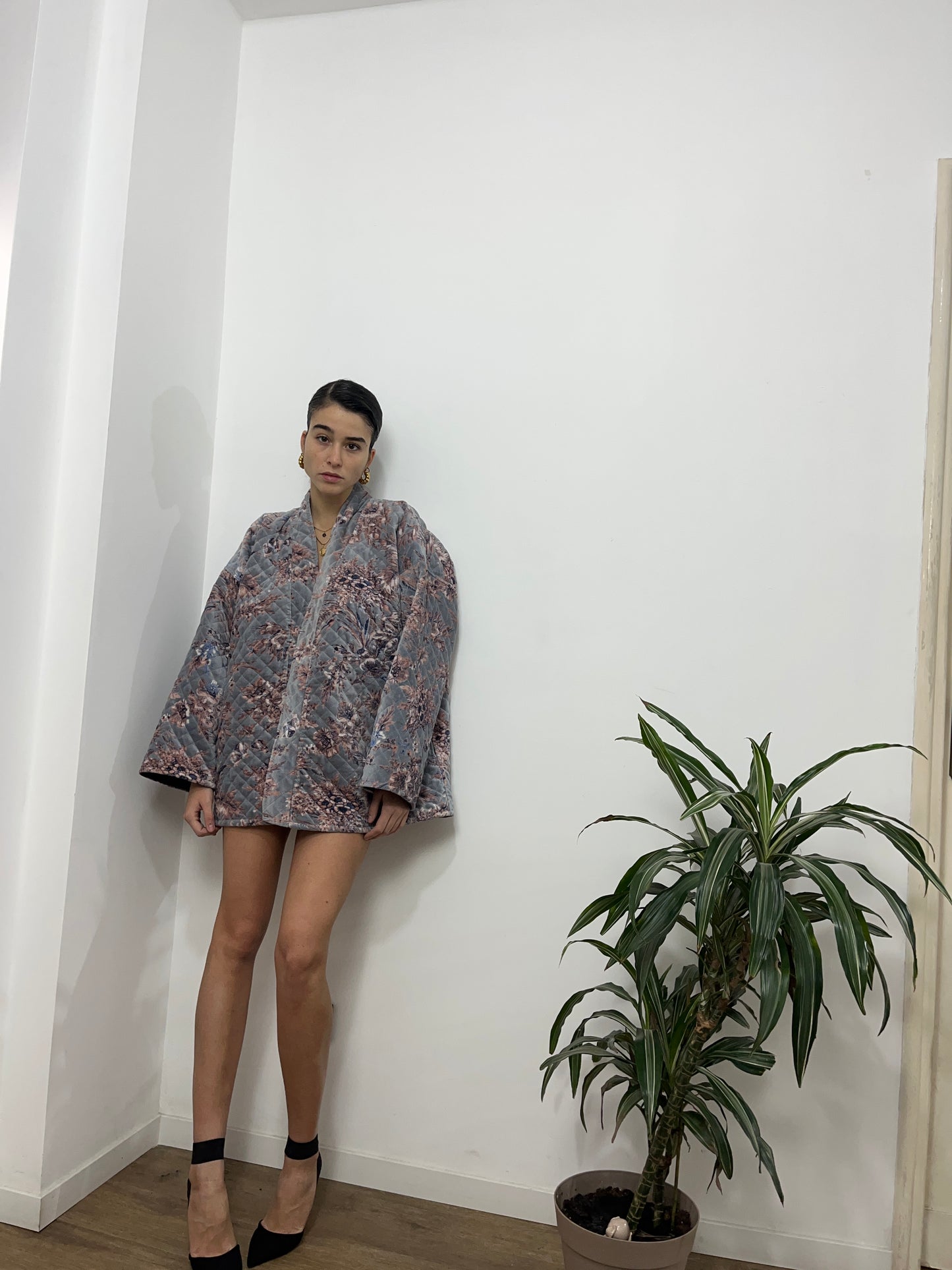 Giacca puro velluto stampata grigia.