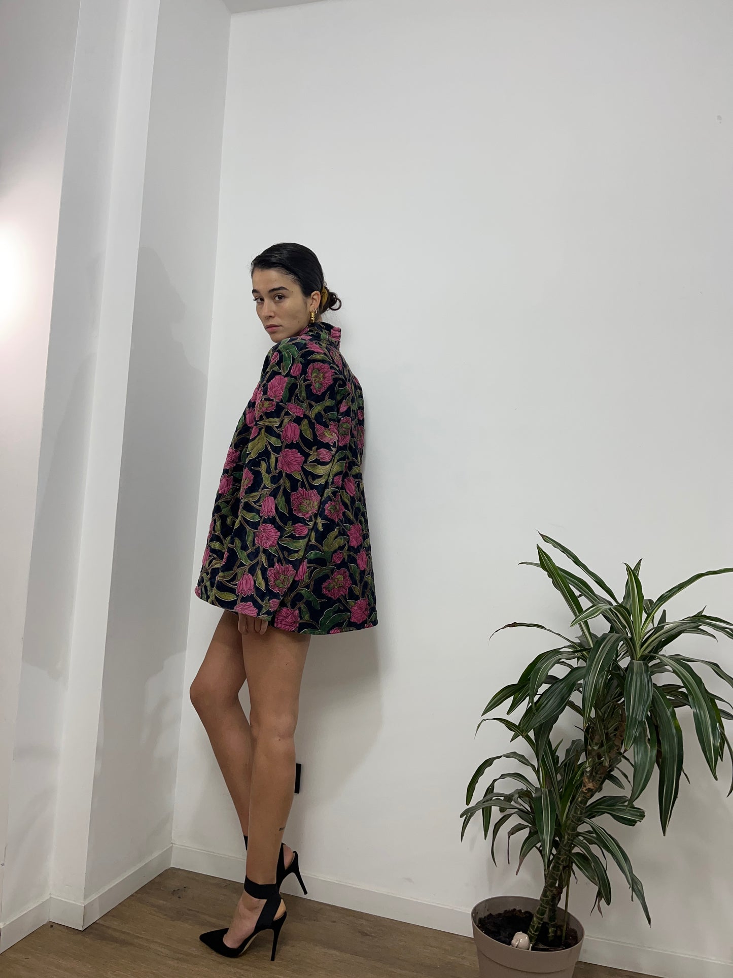 Giacca in velluto blu con fiori