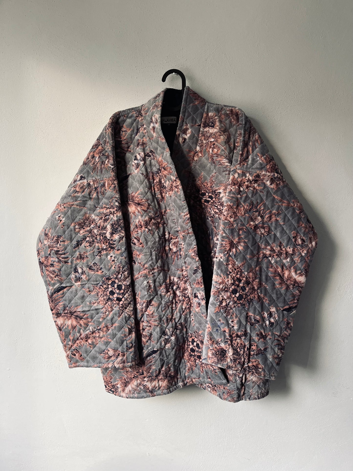 Giacca puro velluto stampata grigia.