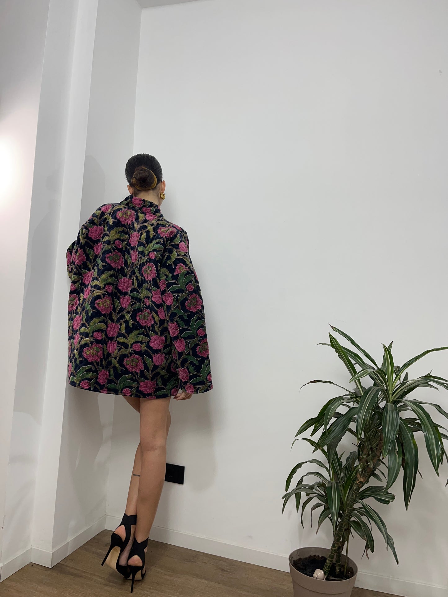 Giacca in velluto blu con fiori