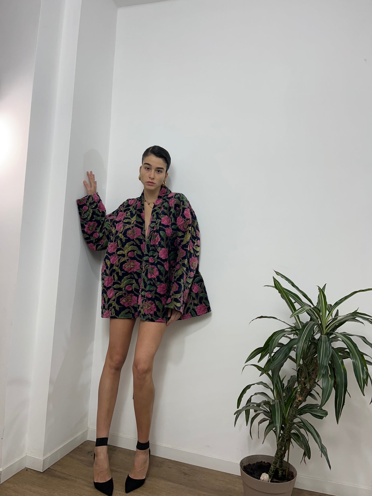 Giacca in velluto blu con fiori