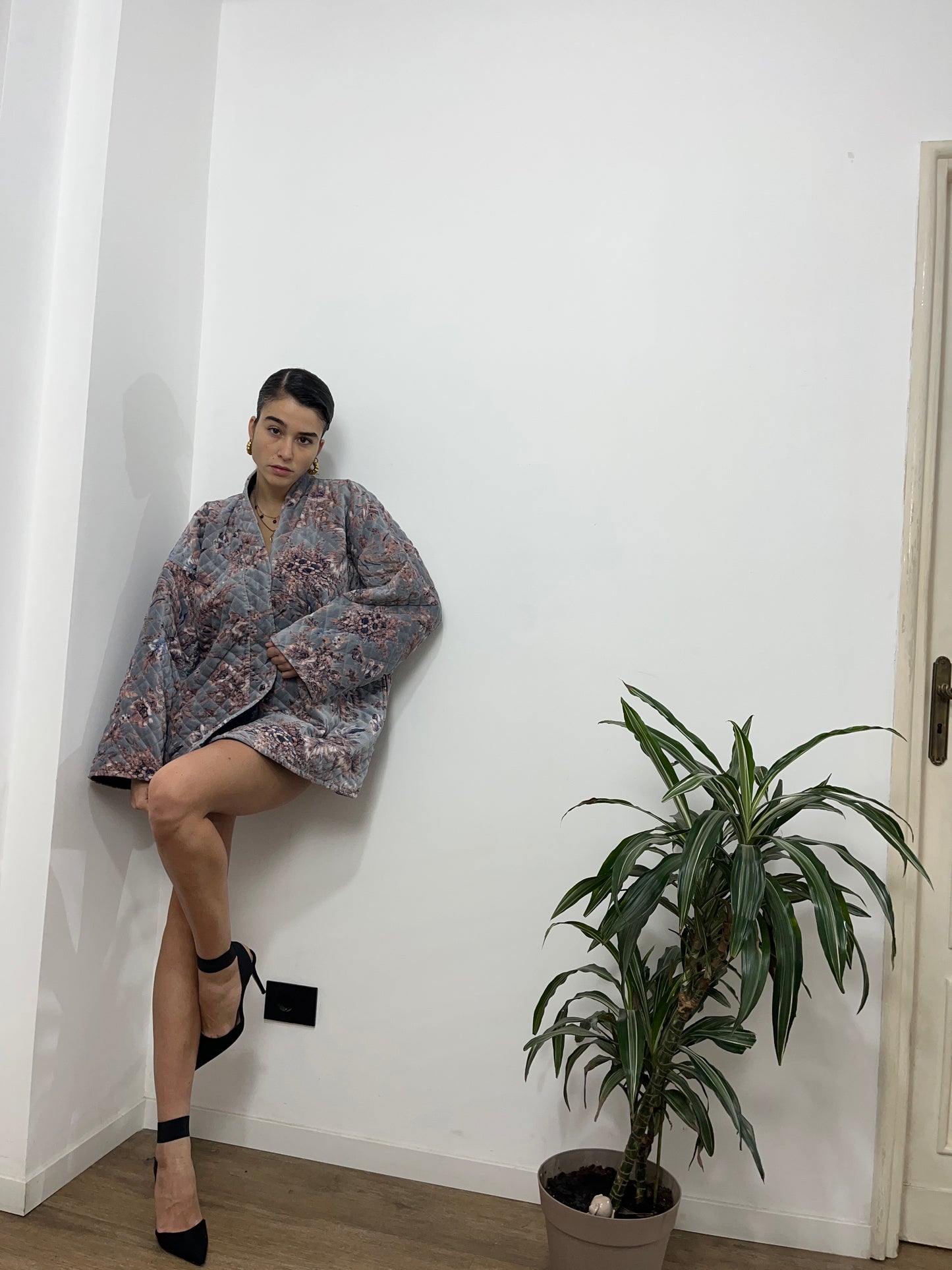 Giacca puro velluto stampata grigia.