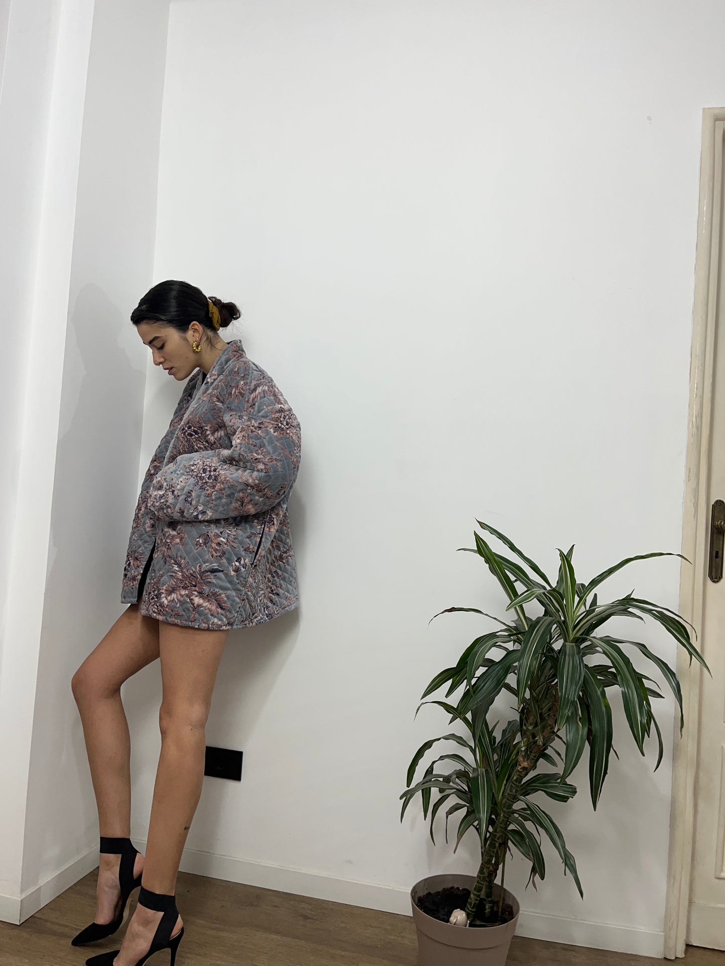 Giacca puro velluto stampata grigia.