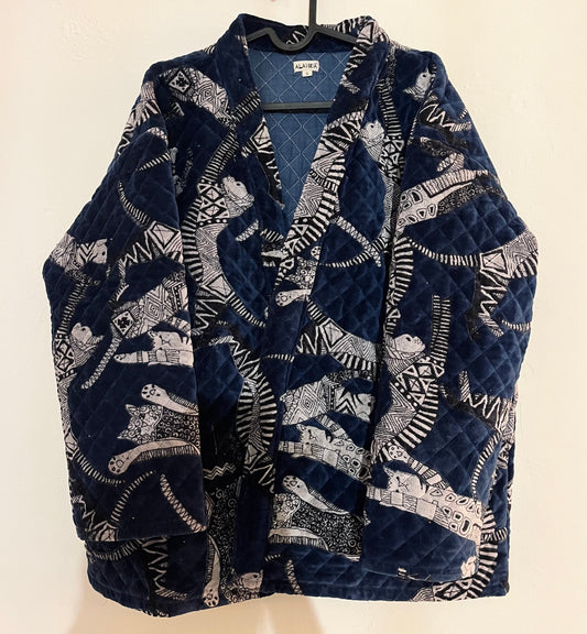 Giacca in velluto blu con stampe.